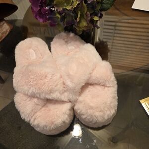 Victoria Secret Pink Fluffy Pink Slippers NWOT Large